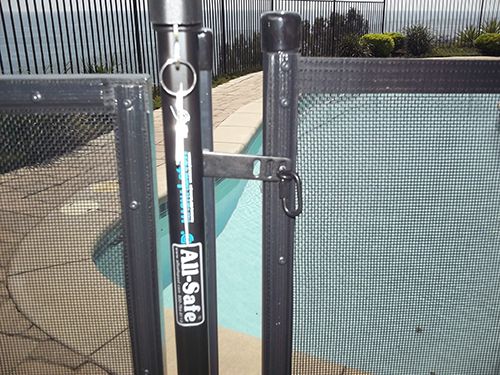 Latching pool fence link