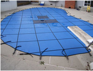 blue mesh cover on kidney-shaped pool