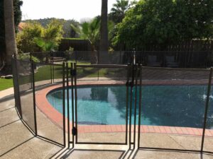 Mesh safety fence for a swimming pool