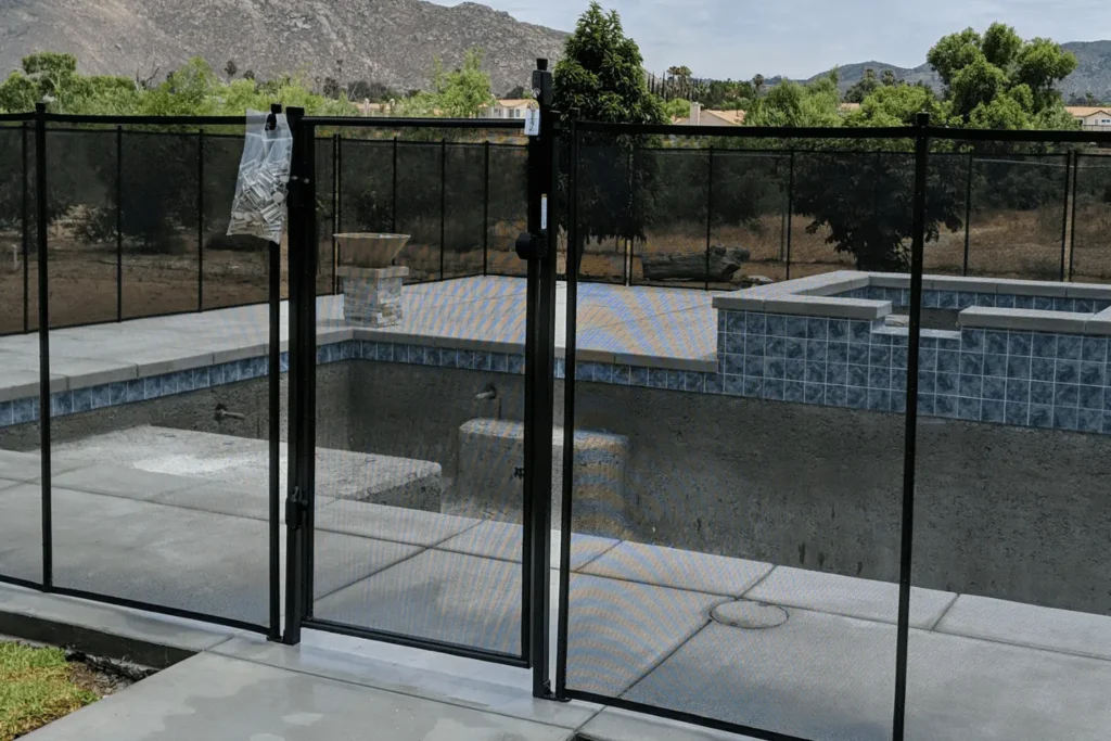 Gate and latch on a swimming pool safety fence