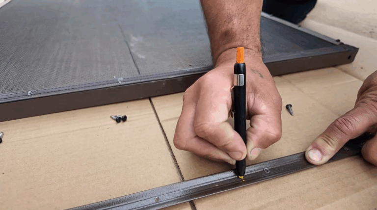 Installer marks gate molding