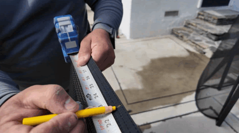 Installer measuring and marking mesh border