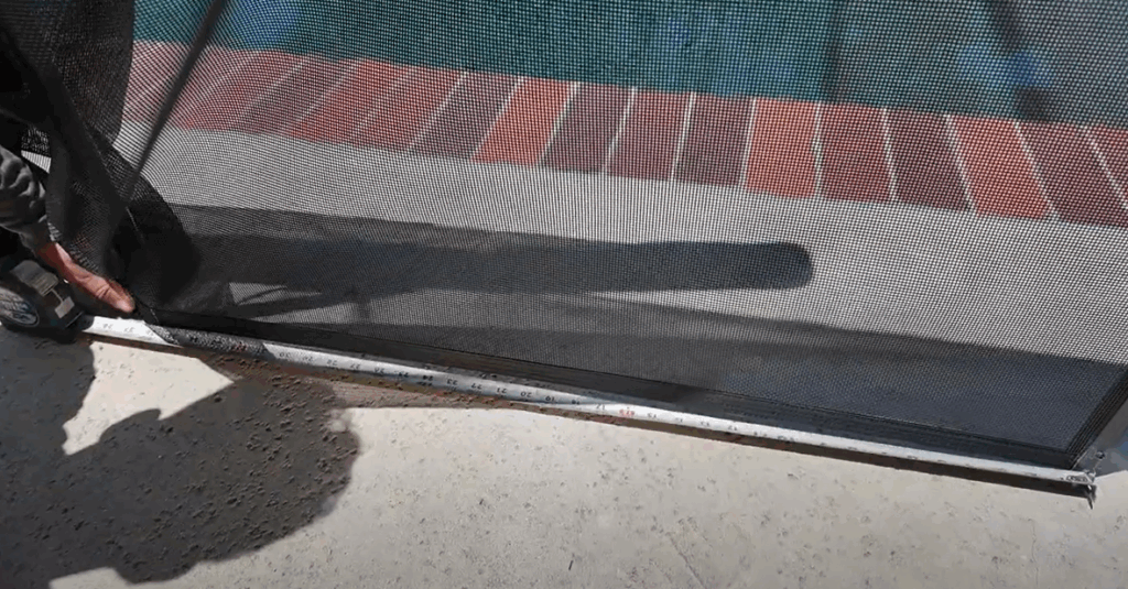 Installer measuring mesh.