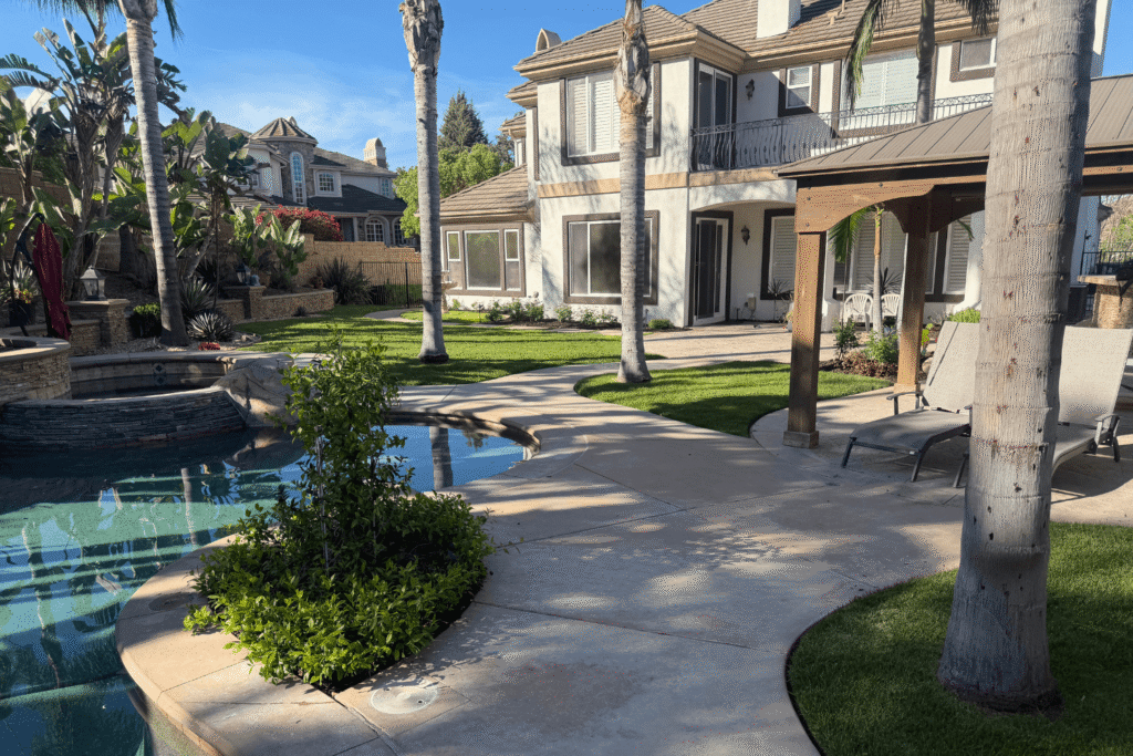 Beautiful backyard with a swimming pool