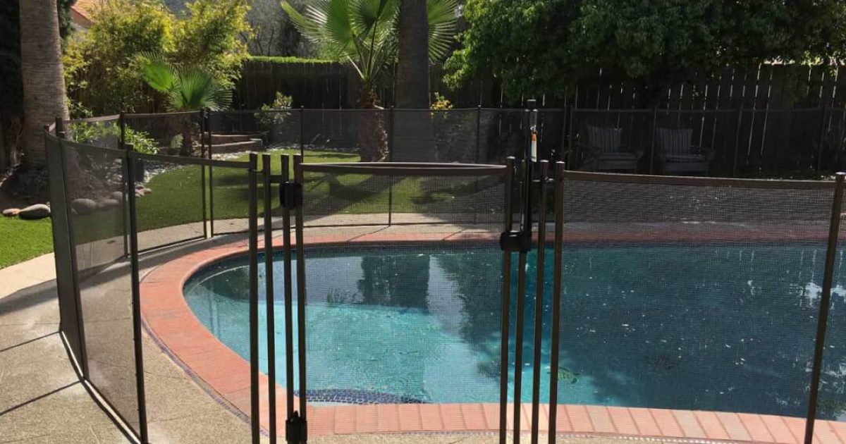 Mesh safety fence for a swimming pool